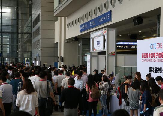 正在排队入场的观众 正在排队入场的观众